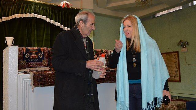 Visiting the synagogue in Hamadan (Photo: Orly Azulay)