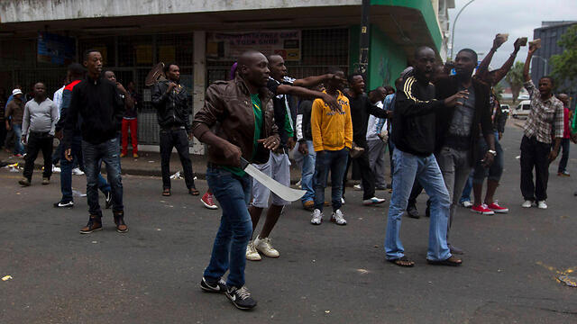 Rioters in Johannesburg (Photo: Reuters) (צילום: רויטרס) Rioters in Johannesburg (Photo: Reuters)