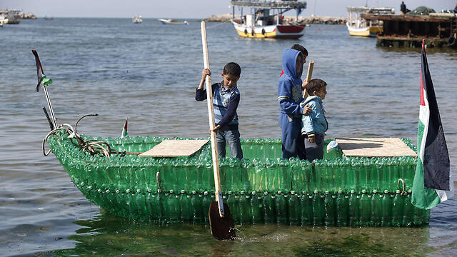 Palestinian children paddle in harbor (Photo: AFP) (צילום: AFP) Palestinian children paddle in harbor (Photo: AFP)