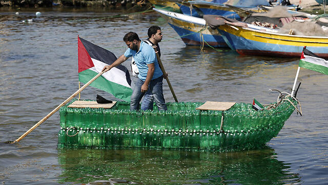 Gazans aboard bottle boat (Photo: AFP) (צילום: AFP) Gazans aboard bottle boat (Photo: AFP)