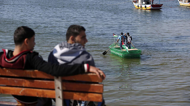 Bottle boat out for a voyage (Photo: AFP) (צילום: AFP) Bottle boat out for a voyage (Photo: AFP)