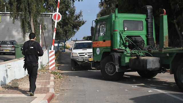 Trucks block Haifa factory (Photo: Avihu Shapira) (צילום: אביהו שפירא) Trucks block Haifa factory (Photo: Avihu Shapira)