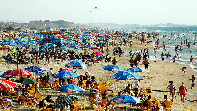 Пляж в Хайфе. Фото: Цви Ругер, мэрия Хайфы (צילום: צבי רוגר, עיריית חיפה) Пляж в Хайфе. Фото: Цви Ругер, мэрия Хайфы