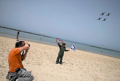 Father photographing child infront of IAF planes in dress rehearsal (Photo: Reuters) (צילום: רויטרס) Father photographing child infront of IAF planes in dress rehearsal (Photo: Reuters)