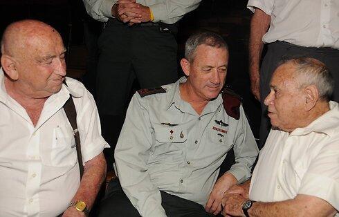 Eilat (R) with former IDF cheif of staff Benny Gantz (Photo: David Einav)