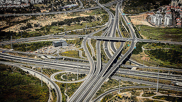 Interchange in Rishon LeZion. (Photo: Israel Bardugo) (צילום: ישראל ברדוגו ) Interchange in Rishon LeZion. (Photo: Israel Bardugo)