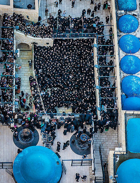 Grave of Rabbi Shimon Bar Yochai. (Photo: Israel Bardugo) (צילום: ישראל ברדוגו ) Grave of Rabbi Shimon Bar Yochai. (Photo: Israel Bardugo)