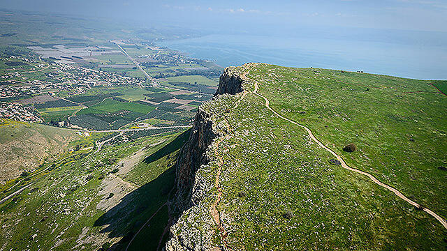 A shot of a cliff on Mount Arbel after the last rains (Photo: Israel Bardugo) (צילום: ישראל ברדוגו ) A shot of a cliff on Mount Arbel after the last rains (Photo: Israel Bardugo)