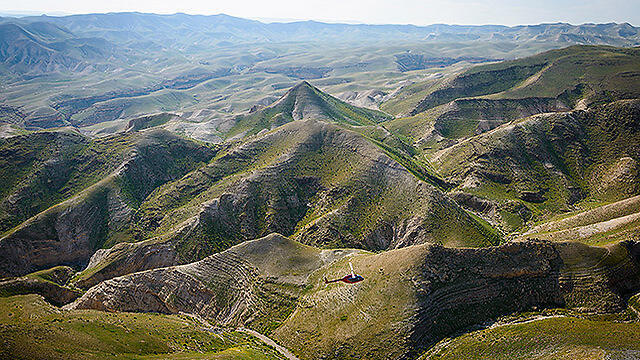 Sightseeing helicopter passing over Judean Desert (Photo: Israel Bardugo) (צילום: ישראל ברדוגו ) Sightseeing helicopter passing over Judean Desert (Photo: Israel Bardugo)