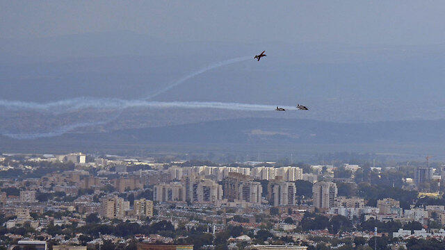 Flyover passes over Haifa (Photo: Nitzan Adelbaum) (צילום: ניצן אדלבאום) Flyover passes over Haifa (Photo: Nitzan Adelbaum)