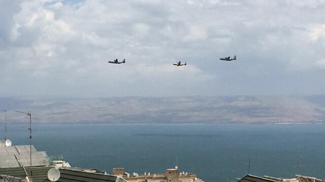 Israeli Air Force fly over Kinneret (Photo: Adam Buganim) (צילום: אדם בוגנים) Israeli Air Force fly over Kinneret (Photo: Adam Buganim)