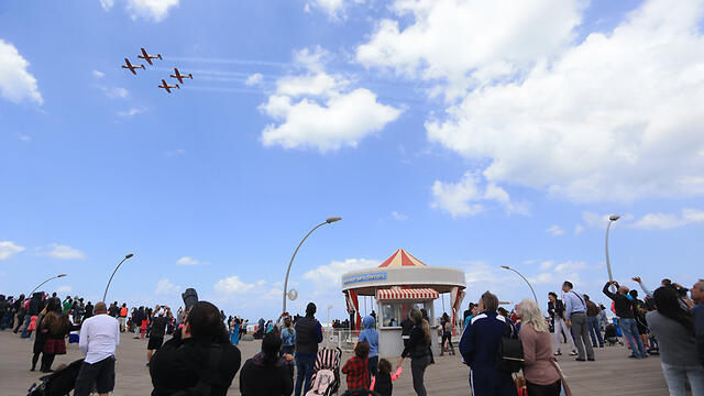 Planes fly over Tel-Aviv (Photo: Yaron Brenner) (צילום: ירון ברנר) Planes fly over Tel-Aviv (Photo: Yaron Brenner)