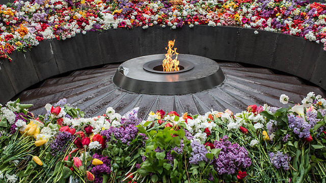 Eternal flame seen last month at the ceremony marking a century since the genocide (Photo: gettyimages) (צילום: gettyimages) Eternal flame seen last month at the ceremony marking a century since the genocide (Photo: gettyimages)