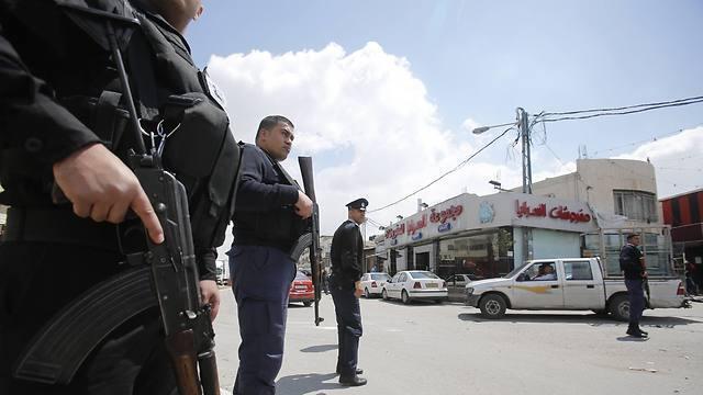 Palestinian policemen patrol Azariyeh in the West Bank (Photo: AP) (צילום: AP) Palestinian policemen patrol Azariyeh in the West Bank (Photo: AP)
