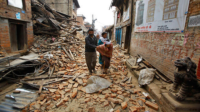 Evacuating injured in Nepal (Photo: AP)