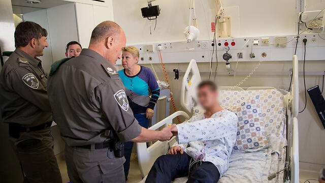 Commander of Border Police visits wounded soldier (Photo: Police Spokesman Unit)