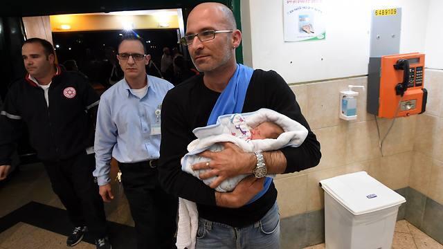 Omri Lanzet with his newborn Yonatan at Soroka Medical Center. (Photo: Haim Hornstein)