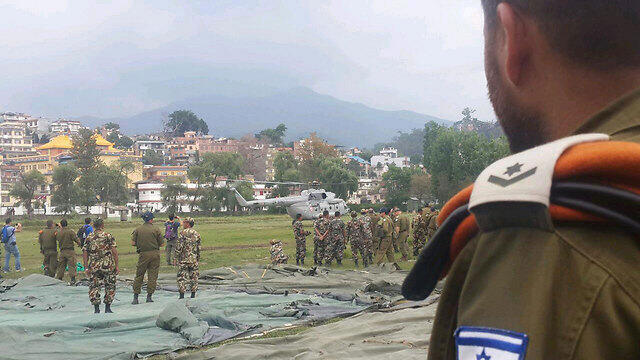 IDF work with Nepalese forces (Photo: Itay Blumenthal)