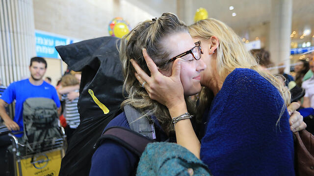 Israeli woman greets family upon return from Nepal. (Photo: Yaron Brenner) (צילום: ירון ברנר) Israeli woman greets family upon return from Nepal. (Photo: Yaron Brenner)