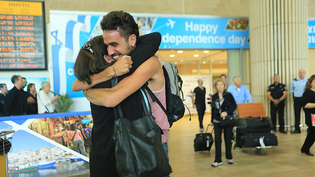 Israelis greet family upon return from Nepal. (Photo: Yaron Brenner) (צילום: ירון ברנר) Israelis greet family upon return from Nepal. (Photo: Yaron Brenner)