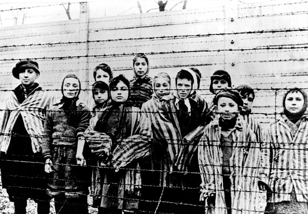 Auschwitz survivors (Photo: AP) Auschwitz survivors