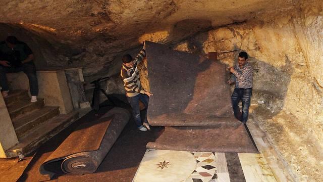 Workers place carpets over ancient floor designs in the cave under the Dome of the Rock shrine (Photo: AP)
