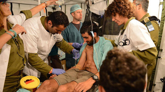 The IDF rescue team helping the injured at the field hospital (Photo: IDF Spokesman) (צילום: דובר צה"ל) The IDF rescue team helping the injured at the field hospital (Photo: IDF Spokesman)
