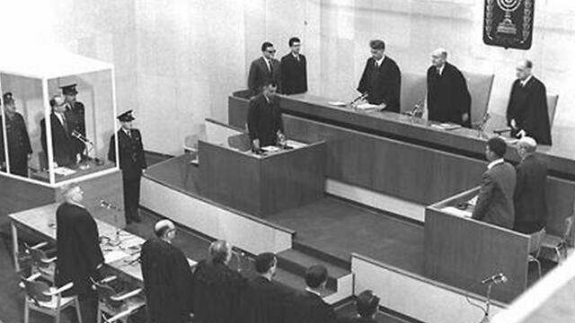Суд над Эйхманом. Слева - стеклянная клетка
