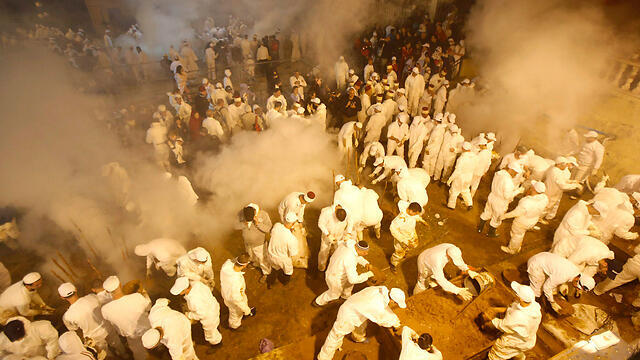 Samaritan Passover sacrifice at Mt. Gerizim (Photo: Reuters) (צילום: רויטרס) Samaritan Passover sacrifice at Mt. Gerizim (Photo: Reuters)