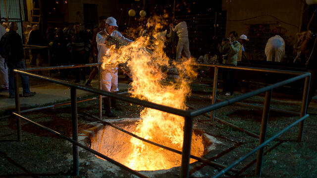 Samaritan Passover sacrifice at Mt. Gerizim (Photo: AP) (צילום: AP) Samaritan Passover sacrifice at Mt. Gerizim (Photo: AP)