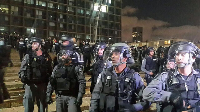 Police in riot gear (Photo: Itay Blumenthal)