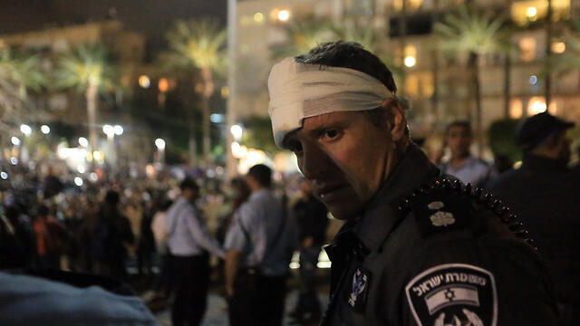 A wounded policeman during the clashes in Rabin Square (Photo: Yaron Brenner) (צילום: ירון ברנר) A wounded policeman during the clashes in Rabin Square (Photo: Yaron Brenner)