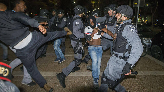Police arrest protesters in Rabin Square (Photo: AFP)