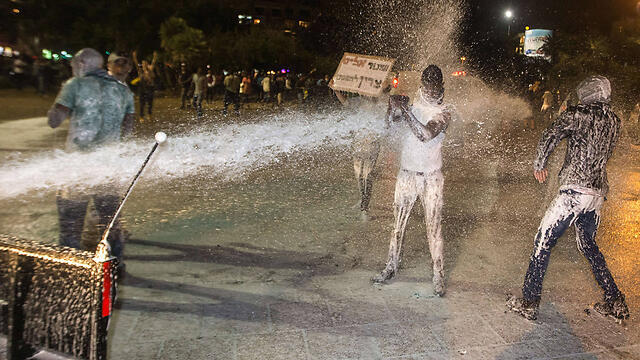Police turn water cannons on protesters (Photo: AFP) (צילום: AFP) Police turn water cannons on protesters (Photo: AFP)