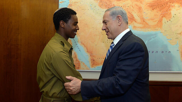 Netanyahu meets with soldier who was beaten by police officer. (Photo: Haim Tzach/ GPO) (צילום: חיים צח, לע"מ ) Netanyahu meets with soldier who was beaten by police officer. (Photo: Haim Tzach/ GPO)
