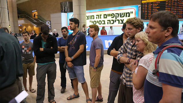 Or Asraf's friends return to Israel (Photo: Motti Kimchi) (צילום: מוטי קמחי) Or Asraf's friends return to Israel (Photo: Motti Kimchi)