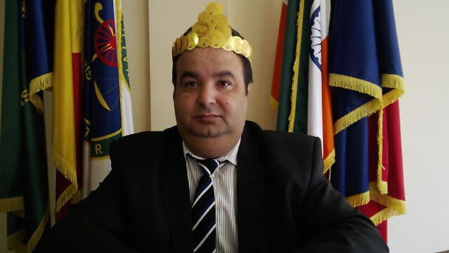 Cioaba wearing golden crown.nullnull Cioaba wearing golden crown.