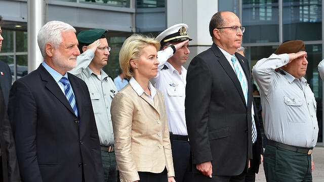 Von der Leyen and Ya'alon during the ceremony in the Kirya (Photo: Ariel Hermoni, Defense Ministry)