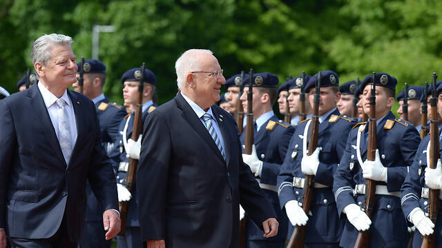 Rivlin and German President Gauck review a military guard of honor (Photo: Amos Ben-Gershom, GPO)