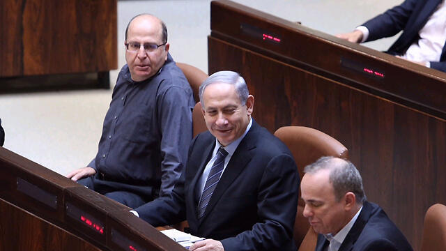 Ya'alon, Netanyahu, and Steinitz at Knesset (Photo: Gil Yohanan)