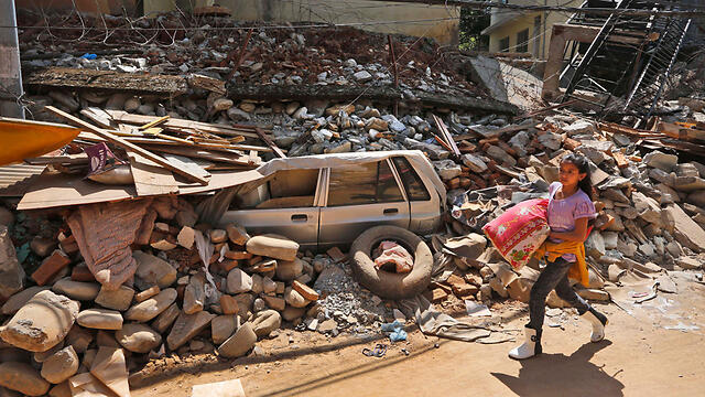 Girl walks past ruins in Nepal (Photo: AP) (צילום: AP) Girl walks past ruins in Nepal (Photo: AP)