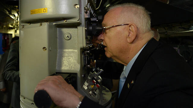 Rivlin inside submarine. (Photo: Amos Ben Gershom / GPO)