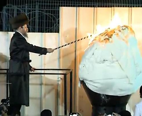 Rebbe of the Boyaner dynasty lights main bonfire (Photo: Satlink)