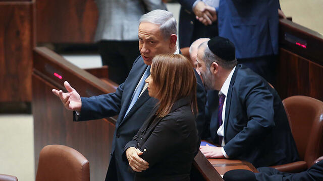Yachimovich with Netanyahu during government swear-in (Photo: Noam Moskovich) (צילום: נועם מושקוביץ) Yachimovich with Netanyahu during government swear-in (Photo: Noam Moskovich)