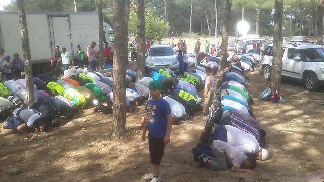 Prayers in Ofer forest, near Zikhron Ya'akov (Photo: Mohammed Shinawi) (צילום: מוחמד שינאווי) Prayers in Ofer forest, near Zikhron Ya'akov (Photo: Mohammed Shinawi)