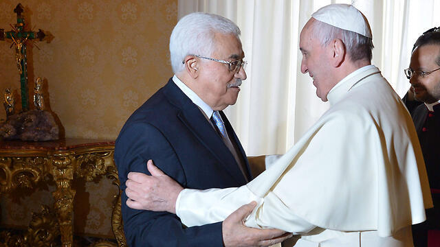 Pope Francis with Mahmoud Abbas at the Vatican (Photo: AFP) (צילום: AFP) Pope Francis with Mahmoud Abbas at the Vatican (Photo: AFP)