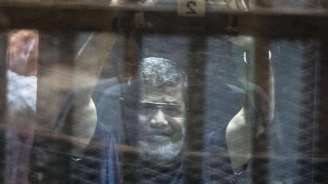 Former Egyptian president Mohamed Morsi on trial (Photo: AFP) (צילום: AFP) Former Egyptian president Mohamed Morsi on trial (Photo: AFP)