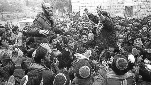 Levinger and Porat on the shoulders of supporters (Photo: GPO) (צילום: משה מילנר, לע"מ) Levinger and Porat on the shoulders of supporters (Photo: GPO)