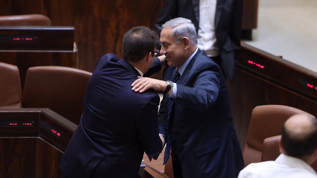 Netanyahu and Hazan in the Knesset (Photo: Gil Yohanan) (צילום: גיל יוחנן) Netanyahu and Hazan in the Knesset (Photo: Gil Yohanan)