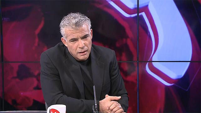 Lapid at the Ynet studio (Photo: Avi Hai, Nitzan Dror)